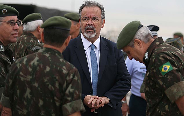 Ministro da Defesa, Raul Jungmann, acompanha embarque de militares brasileiros para misso de paz no Haiti, no aeroporto de Viracopos (SP)