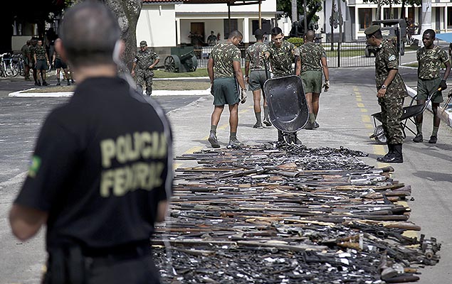Polcia Federal e Exrcito destroem 4 mil armas que foram apreendidas em operaes, na zona oeste do Rio, nesta sexta-feira