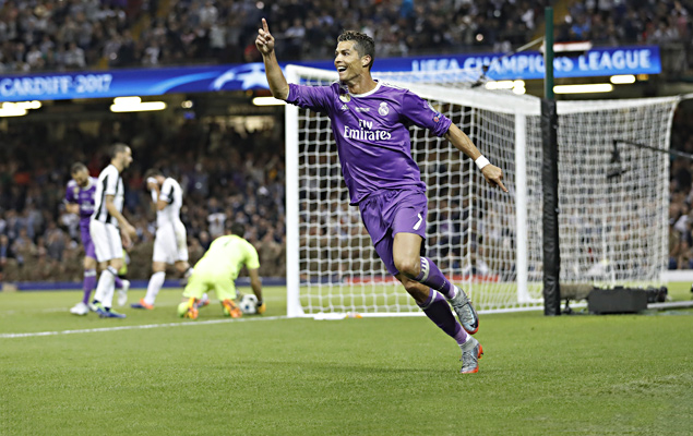 O craque portugus Cristiano Ronaldo, do Real Madrid, se tornou o primeiro jogador a marcar em trs finais de Liga dos Campees da Europa
