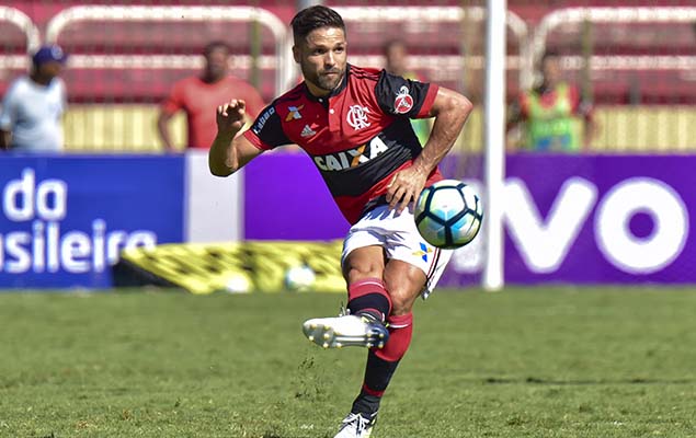 Diego, do Flamengo, bate na bola no empate sem gols com o Botafogo, no estdio Raulino de Oliveira, em Volta Redonda, pelo Brasileiro