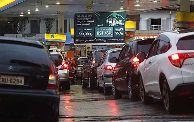 Motoristas fazem fila para abastecer em posto de gasolina na avenida Sumar, na zona oeste de So Paulo, que anuncia a venda do litro do combustvel sem a incidncia de impostos, com valor de R$ 1,484, pela ao 