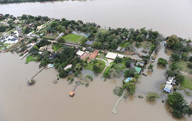Vista area monstra enchente nas ilhas do rio Guaba, em Porto Alegre