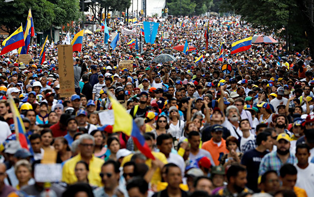 Manifestantes durante marcha de protesto contra o governo do presidente venezuelano Nicolas Maduro em Caracas, na Venezuela