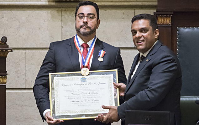 O juiz Marcelo Bretas, ao lado do vereador Otoni de Paula, recebe a medalha Pedro Ernesto, concedida pela Cmara Municipal do Rio de Janeiro (RJ)