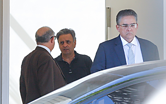 O senador afastado Acio Neves (PSDB-MG) conversa com os advogados Alberto Toron e Marcelo Leonardo na entrada de sua residncia em Braslia (DF)