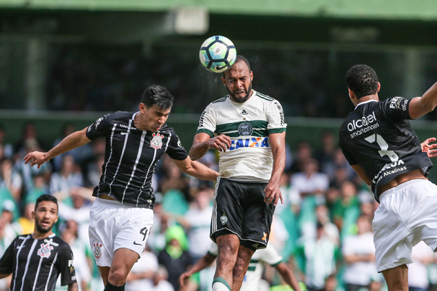 Alecsandro, do Coritiba, em lance de disputa de bola area, durante o empate contra o Corinthians, no Estdio Couto Pereira 