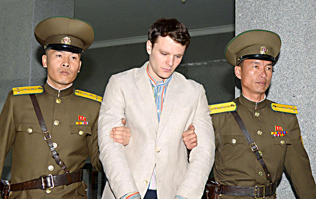 Otto Warmbier é levado à Suprema Corte da Coreia do Norte, em Pyongyang, em março de 2016O estudante americano Otto Warmbier, libertado pela Coreia do Norte na semana passada, morreu nesta segunda-feira (19).