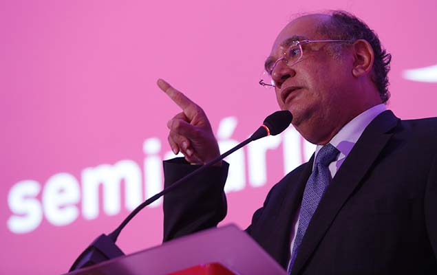 O ministro do STF Gilmar Mendes durante palestra para empresários em evento do Lide Pernambuco, em Recife, nesta segunda-feira (19)