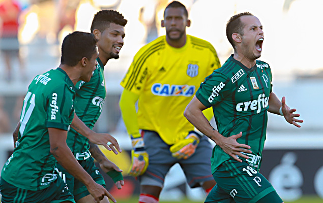 Guerra comemora seu segundo gol durante a partida entre Ponte Preta x Palmeiras, válida pela décima rodada do Campeonato Brasileiro 2017