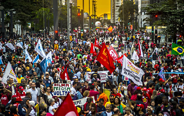 Manifestantes se renem na avenida Paulista, regio central da cidade, para mais um dia de protesto contra as reformas trabalhista e da Previdncia 