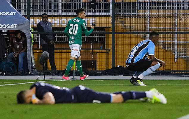 Raphael Veiga comemora gol contra marcado por Machado na partida entre Palmeiras e Grmio