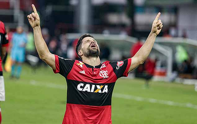 Diego comemora gol na partida entre Flamengo X So Paulo, neste domingo (2) no estdio Luso Brasileiro no Rio de Janeiro, vlida pela 11 rodada do Campeonato Brasileiro 2017.