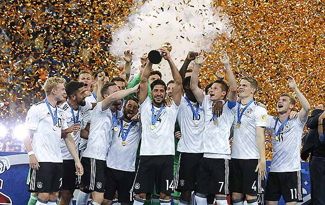 Emre CAN da Alemanha levanta a ta�a de Campe�o da Copa das Confedera��es 2017 ap�s partida contra o Chile, neste domingo (02), realizada no Est�dio Krestovsky (Arena Zenit), em S�o Petersburgo, na R�ssia.