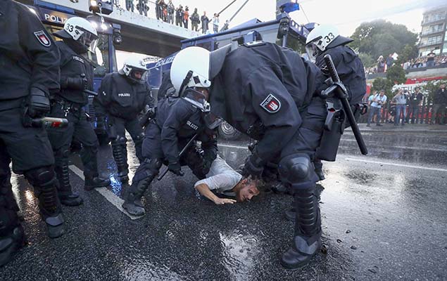 Manifestante  detido por policiais durante protesto contra cpula do G20 em Hamburgo, na Alemanha, nesta quinta-feira
