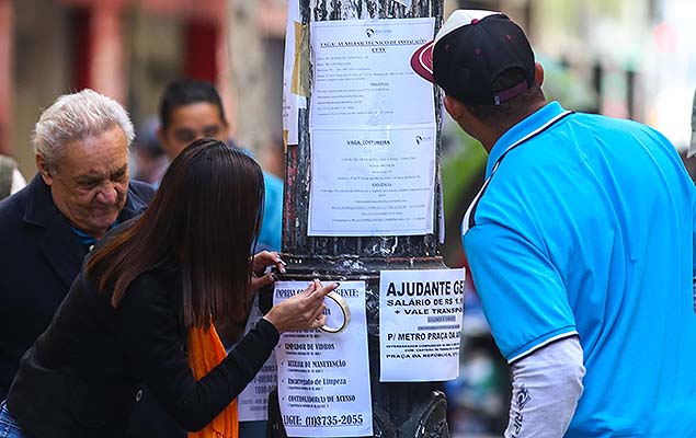 Pessoas procuram emprego na rua Barão de Itapetininga, centro de São Paulo, nesta quinta-feira