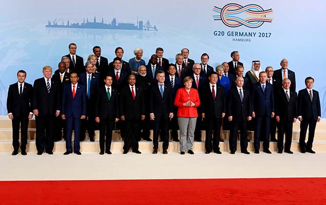 Presidente brasileiro Michel Temer posa para foto oficial ao lado dos lderes dos pases do G20, em Hamburgo, na Alemanha
