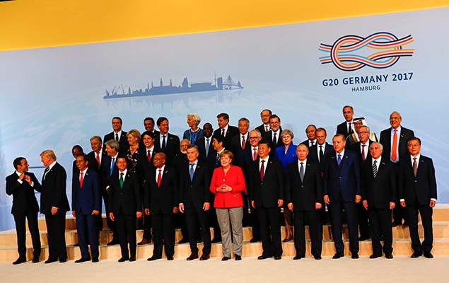 Presidente brasileiro Michel Temer posa para foto oficial ao lado dos lderes dos pases do G20, em Hamburgo, na Alemanha