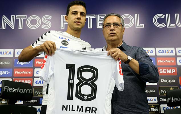 O atacante Nilmar  apresentado como novo reforo do Santos, no CT Rei Pel (litoral de SP), na tarde desta segunda-feira