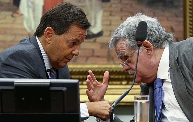Sergio Zveiter (relator) e o advogado Antnio Mariz ( dir.) durante leitura do parecer sobre denncia contra Temer na CCJ da Cmara