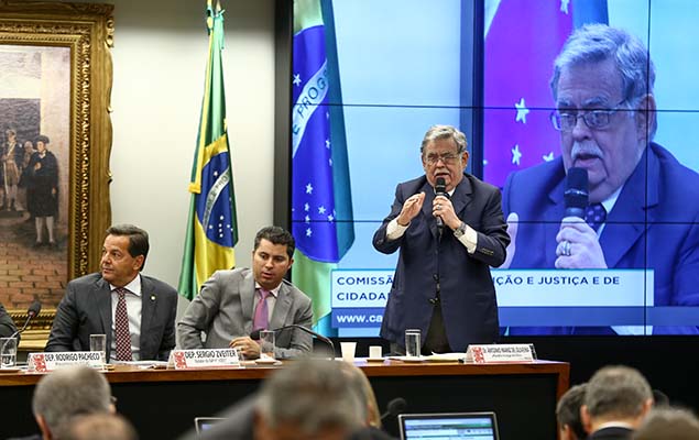 O advogado Antônio Mariz durante sessão da CCJ da Câmara para discutir o parecer favorável à denúncia contra o presidente Temer 