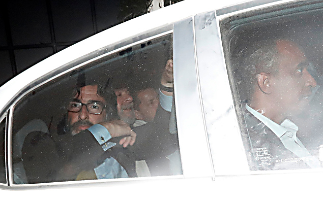 O ex-presidente Luiz Incio Lula da Silva  fotografado dentro de carro aps divulgao de sua condenao; defesa afirma que Moro desprezou as provas da inocncia
