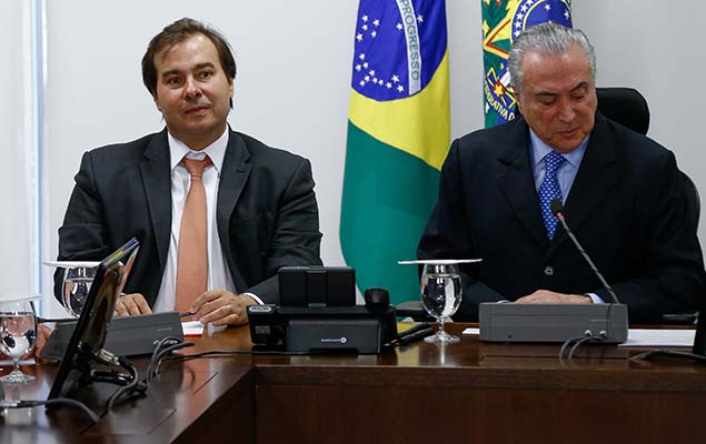 Michel Temer e o presidente da Cmara, Rodrigo Maia, durante reunio sobre segurana pblica no Rio, no Palcio do Planalto, em Braslia 