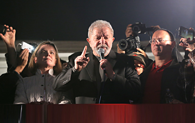 O ex-presidente lula realiza discurso para os participantes do ato. Manifestantes, centrais sindicais e movimentos sociais realizam ato em defesa do ex-presidente Luiz Inácio Lula da Silva contra sua condenação