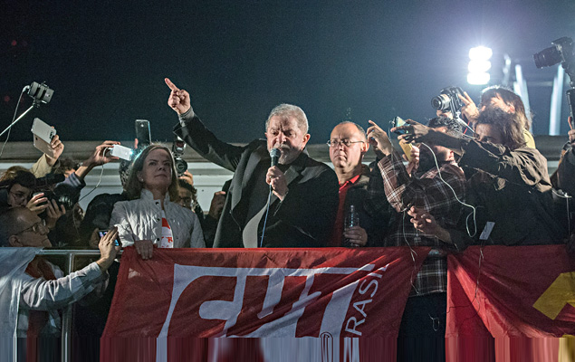 Manifestantes, centrais sindicais e movimentos sociais realizam ato em defesa do ex-presidente Luiz Inácio Lula da Silva contra sua condenação
