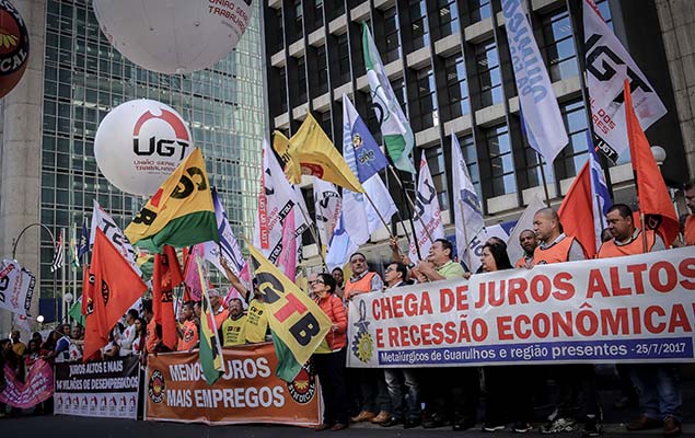 Centrais sindicais realizam protesto contra os juros altos em frente ao Banco Central, na av. Paulista, em So Paulo, nesta tera-feira