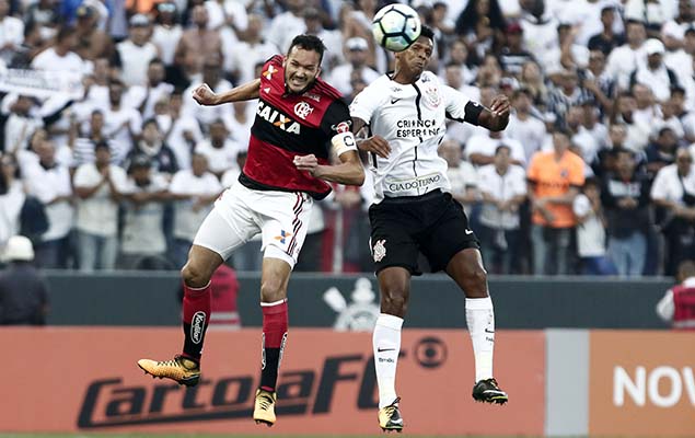 Rever, autor do gol do Flamengo, e J, que abril o placar para o Corinthians, disputam lance no empate entre as equipes, no Itaquero