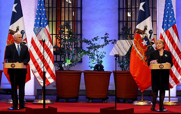 O vice-presidente dos EUA, Mike Pence, e a presidente chilena, Michelle Bachelet, em Santiago 
