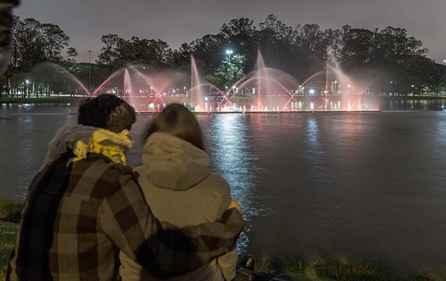 Fonte do parque Ibirapuera (zona sul) é reinaugurada com um show de águas dançantes