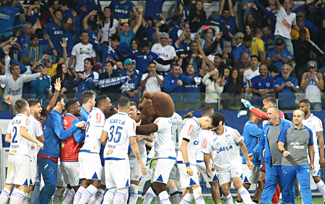  Thiago Neves classifica o Cruzeiro e corre para comemorar com companheiros - Partida entre Cruzeiro e Grmio, vlida pela semifinal da Copa do Brasil 2017