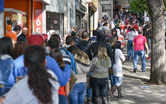 Feiro com 250 vagas de emprego atrai cerca de 4 mil pessoas no centro de Belo Horizonte (MG), nesta sexta-feira 