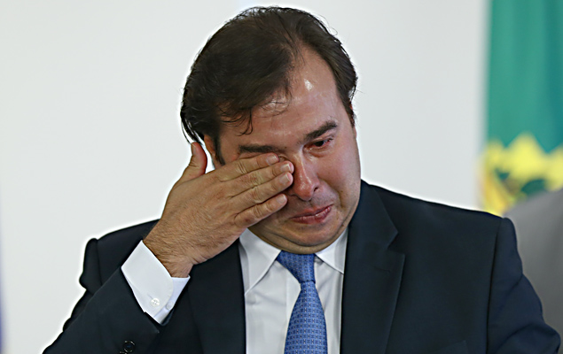 O presidente em exerccio, Rodrigo Maia (DEM-RJ) chora ao homologar o acordo de recuperao fiscal do Estado do Rio de Janeiro com a Unio, nesta tera-feira (5), no Palcio do Planalto, em Braslia (DF)