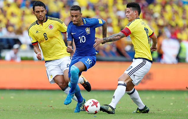 Neymar, da seleo, em lance com Aguilar e James Rodrguez, da Colmbia, no empate (1 a 1) entre as equipes no estdio Metropolitano