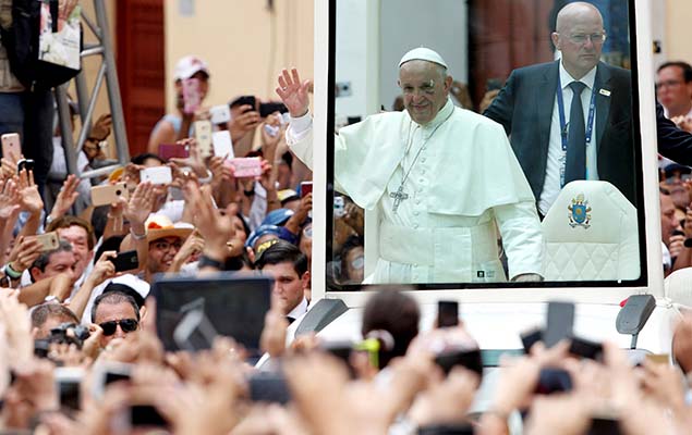 Papa Francisco acena para fiis durante passagem pela cidade de Cartagena, na Colmbia, neste domingo