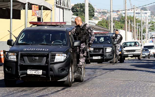 Policiais fazem uma megaoperação contra o tráfico de drogas no conjunto de favelas da Maré, zona norte do Rio, nesta quinta