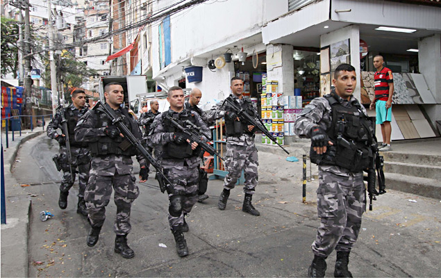 Polcia Militar e Civil fazem uma grande operao na comunidade da Rocinha, na Zona Sul do Rio de Janeiro (RJ), na manh desta segunda-feira (18)