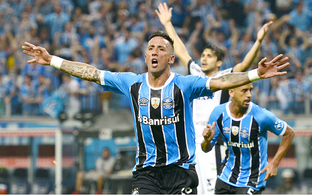 Lucas Barrios, do Grmio, comemora seu gol na Libertadores; ele  desfalque contra o Fluminense