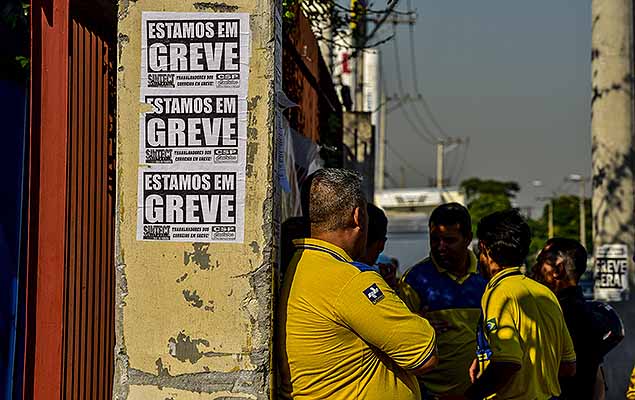 Funcionrios do CD dos Correios durante 3 dia de greve dos Correios, que segundo o sindicato est com 80% de adeso em algumas cidades do Vale do Paraba, nesta sexta-feira (22).