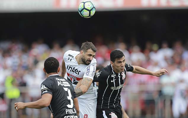 Lucas Pratto, do So Paulo, disputa bola com Pablo e Balbuena, do Corinthians, no empate por 1 a 1 entre as equipes, no Morumbi 