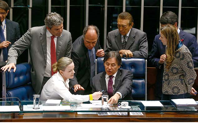 Presidente do Senado, Eunício Oliveira, conversa com a senadora Gleisi Hoffmann durante votação da MP do Refis, em Brasília, nesta quinta