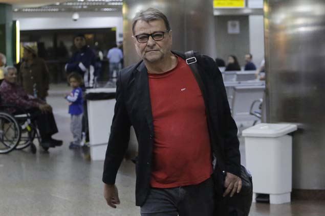 O italiano Cesare Battisti desembarca no aeroporto de Garulhos (SP)na manh deste sbado (7)
