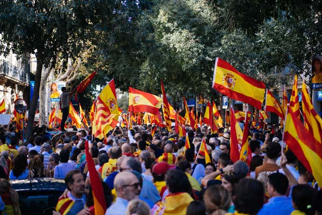 Manifestantes saem as ruas de Barcelona para protestar contra a separao da Catalunha
