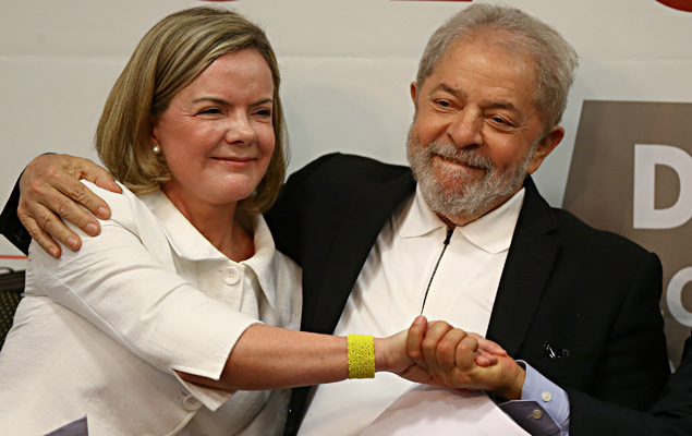 O ex-presidente Luiz Incio Lula da Silva participa de ato em defesa das universidades e institutos federais, em Braslia (DF). 