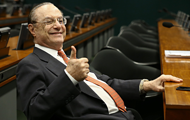  O deputado federal Paulo Maluf (PP-SP) aguarda o incio da sesso na CCJ da Cmara dos Deputados, em Braslia (DF)