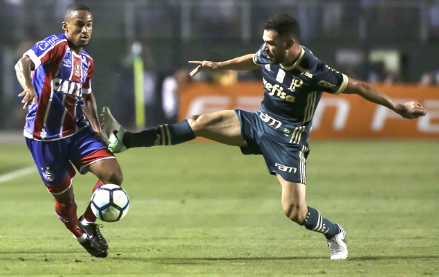 Os jogadores Eduardo do Bahia e Bruno Henrique do Palmeiras durante a partida entre Palmeiras SP e Bahia BA,