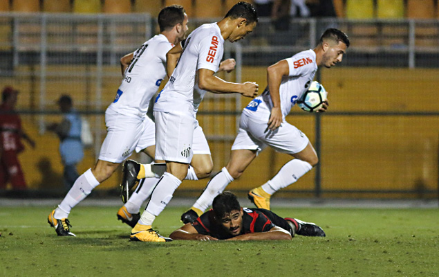 Ramon (cho), do Vitria, marca gol contra - Partida entre Santos e Vitria, vlida pela 28 rodada do Campeonato Brasileiro de Futebol 2017, no Estdio do Pacaembu