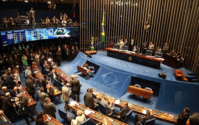 Movimentao no plenrio do Senado durante votao que rejeitou deciso do STF e devolveu mandato ao senador Acio Neves (PSDB) 